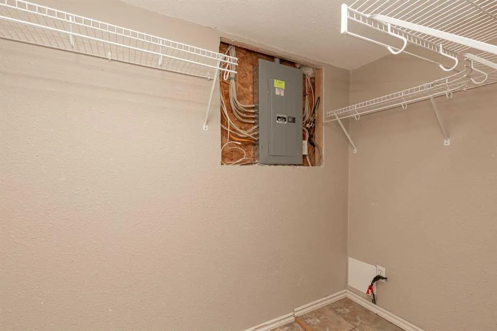 8 Blackfoot Court W