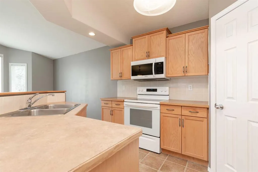 8 Blackfoot Court W