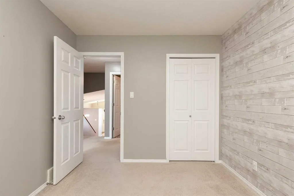 8 Blackfoot Court W