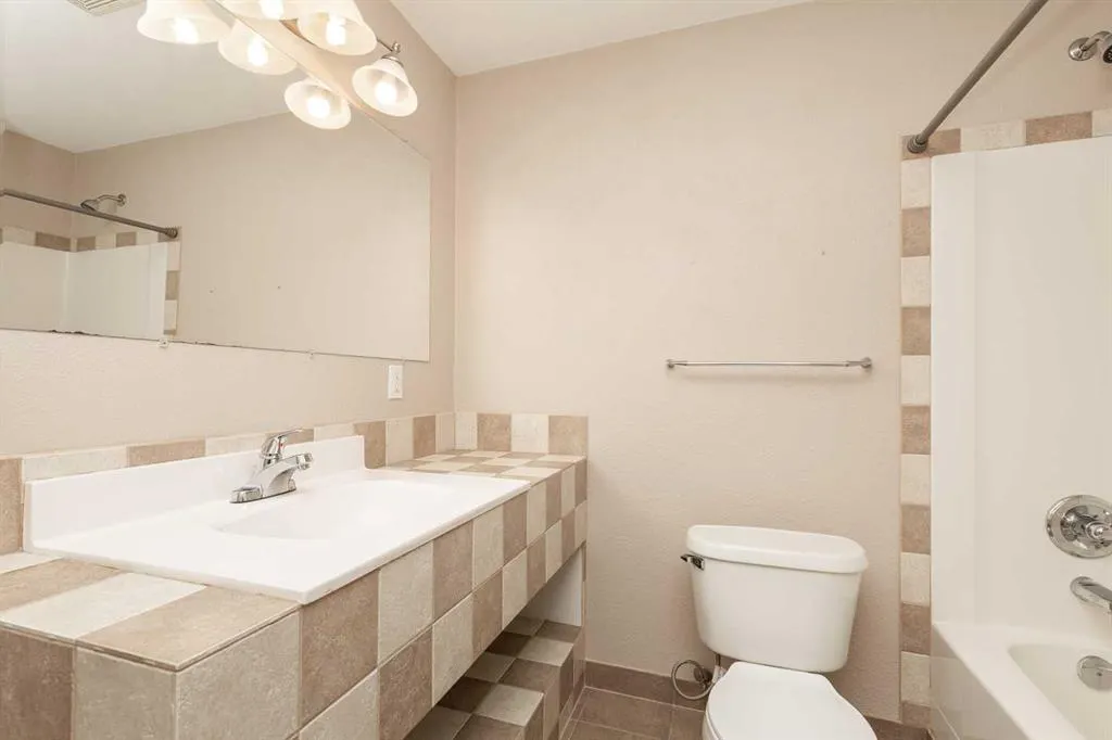 8 Blackfoot Court W