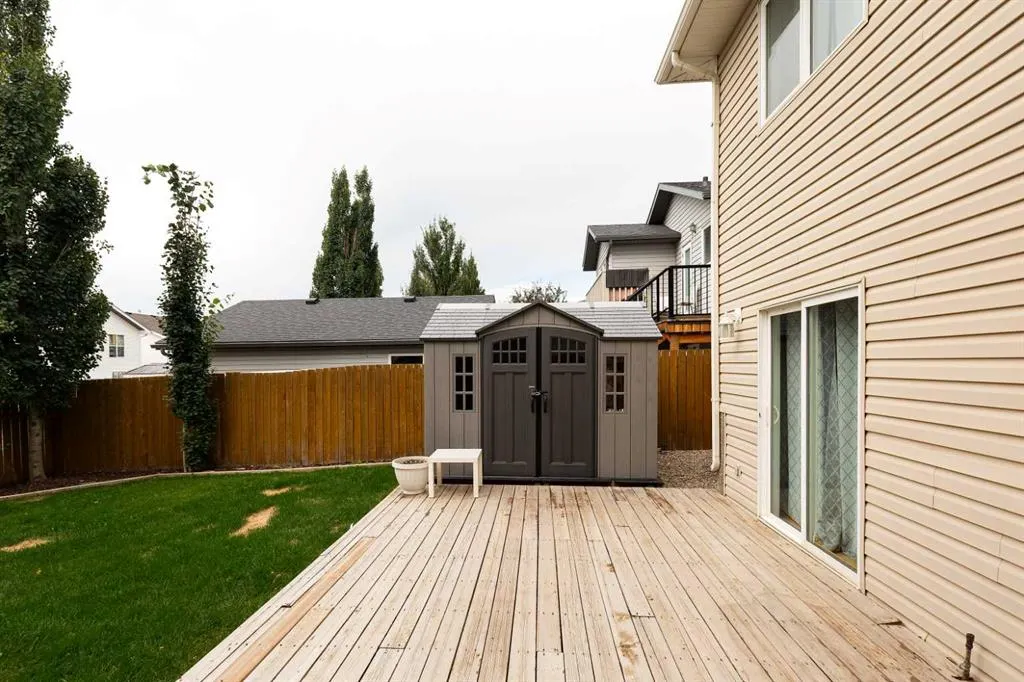 8 Blackfoot Court W