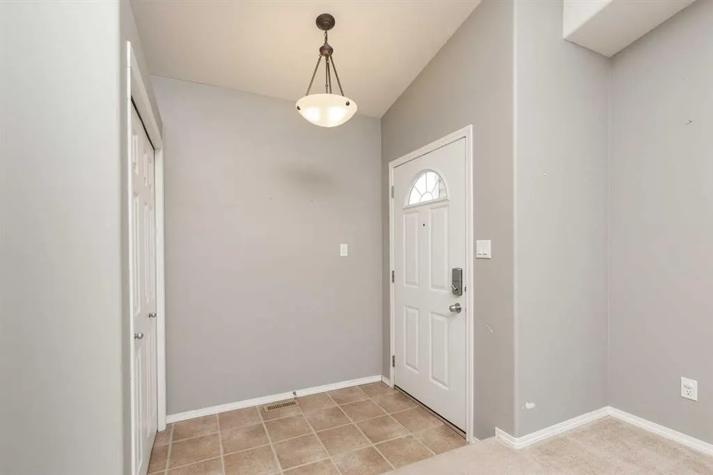 8 Blackfoot Court W