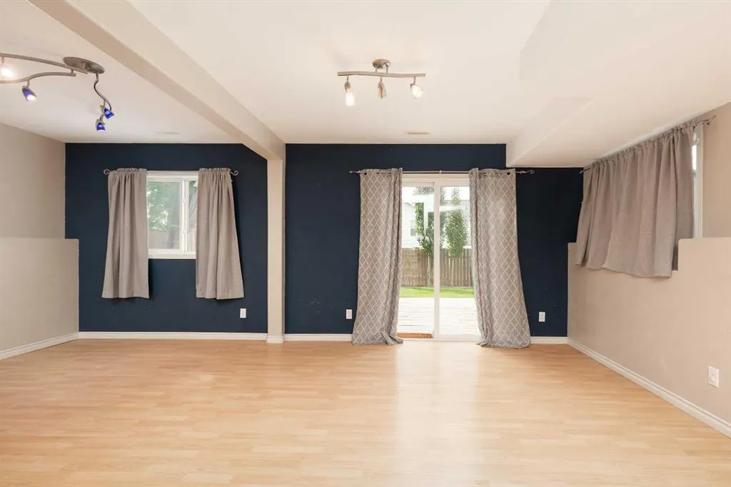8 Blackfoot Court W