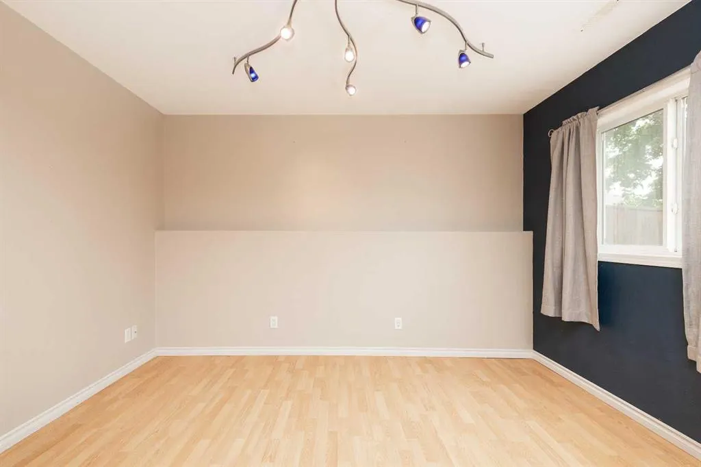 8 Blackfoot Court W