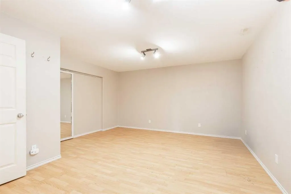 8 Blackfoot Court W