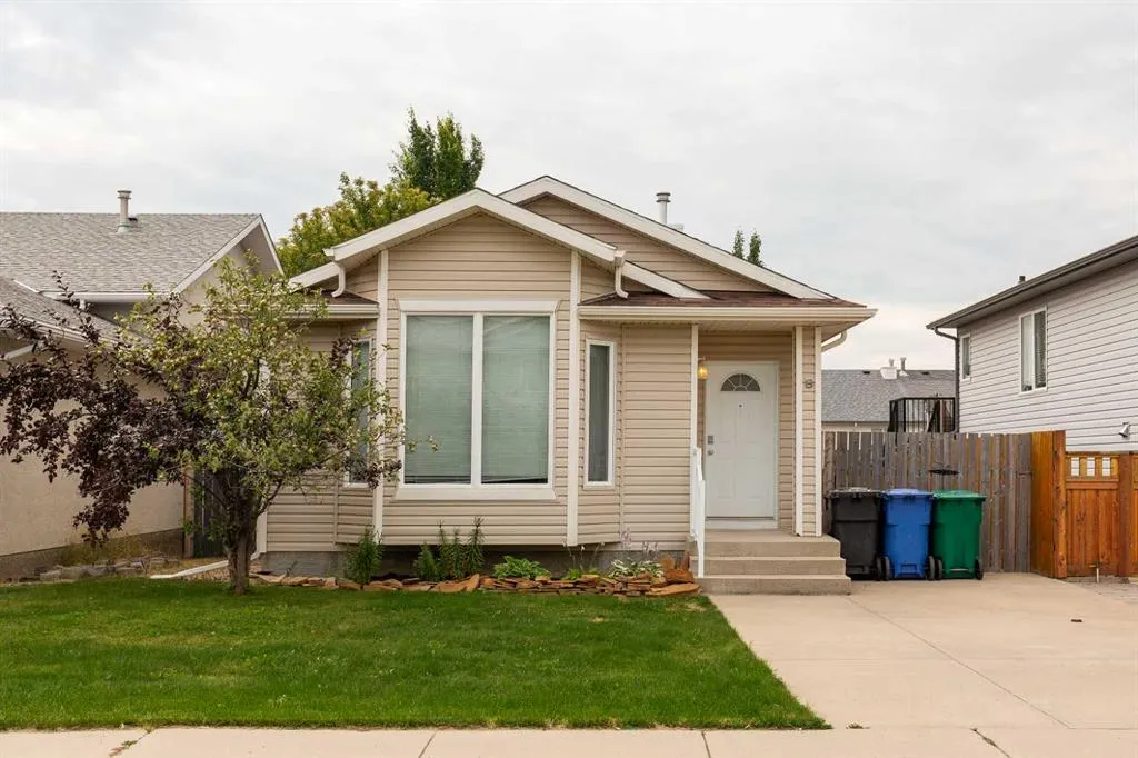 8 Blackfoot Court W