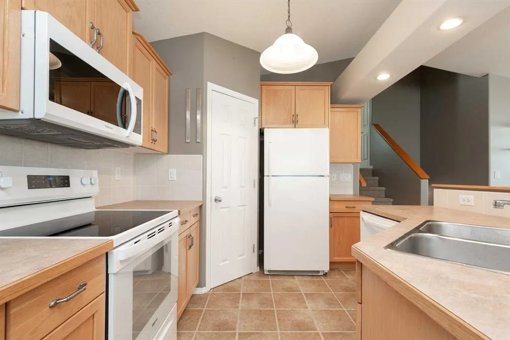 8 Blackfoot Court W