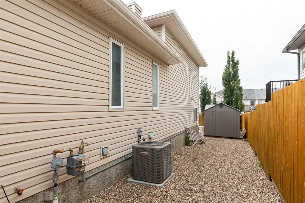 8 Blackfoot Court W