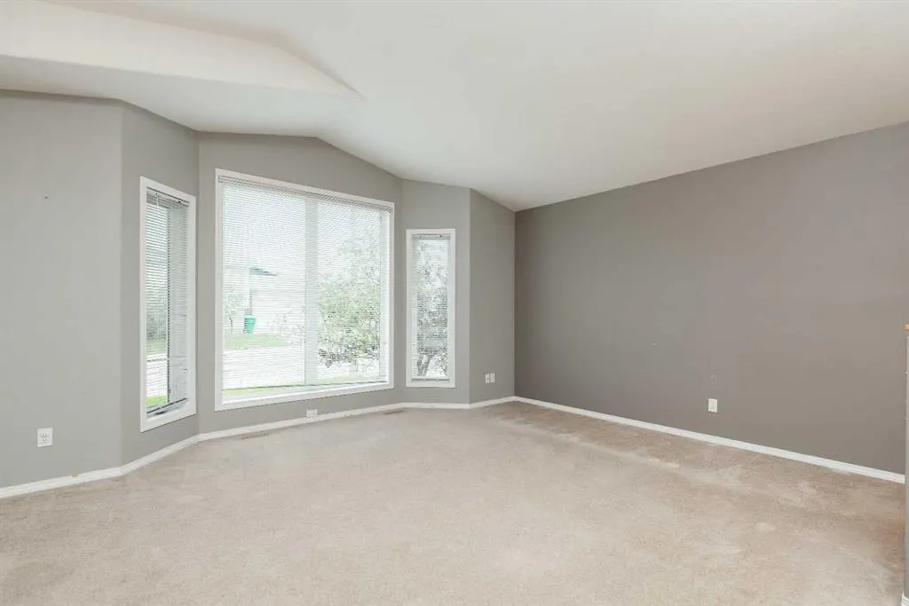 8 Blackfoot Court W