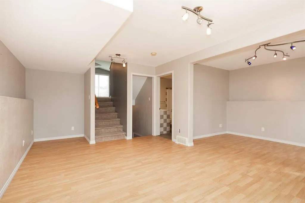 8 Blackfoot Court W