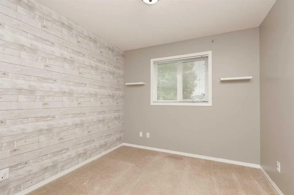 8 Blackfoot Court W