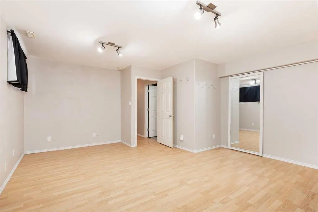 8 Blackfoot Court W