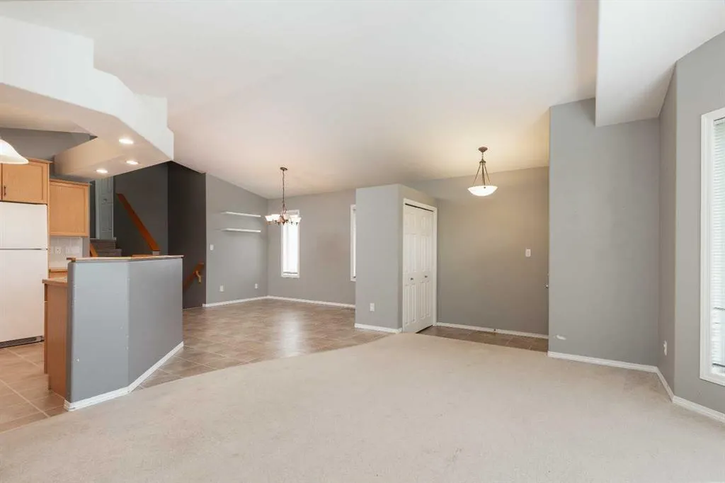 8 Blackfoot Court W