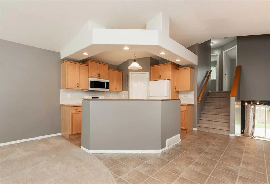 8 Blackfoot Court W