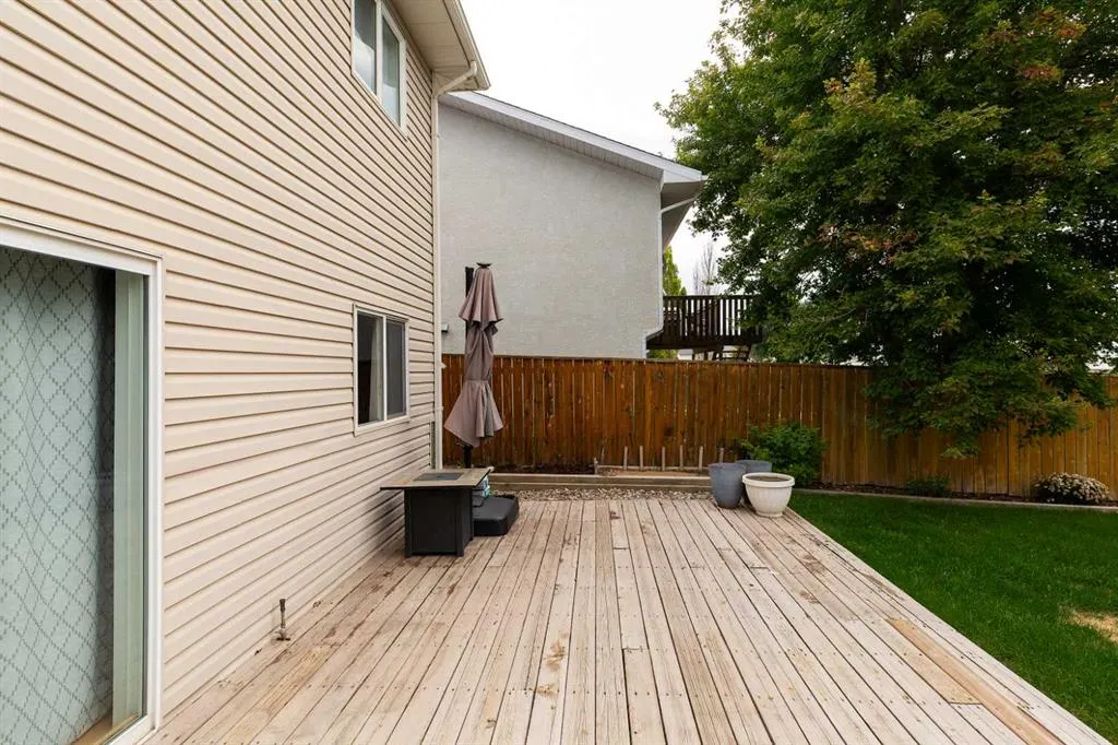 8 Blackfoot Court W
