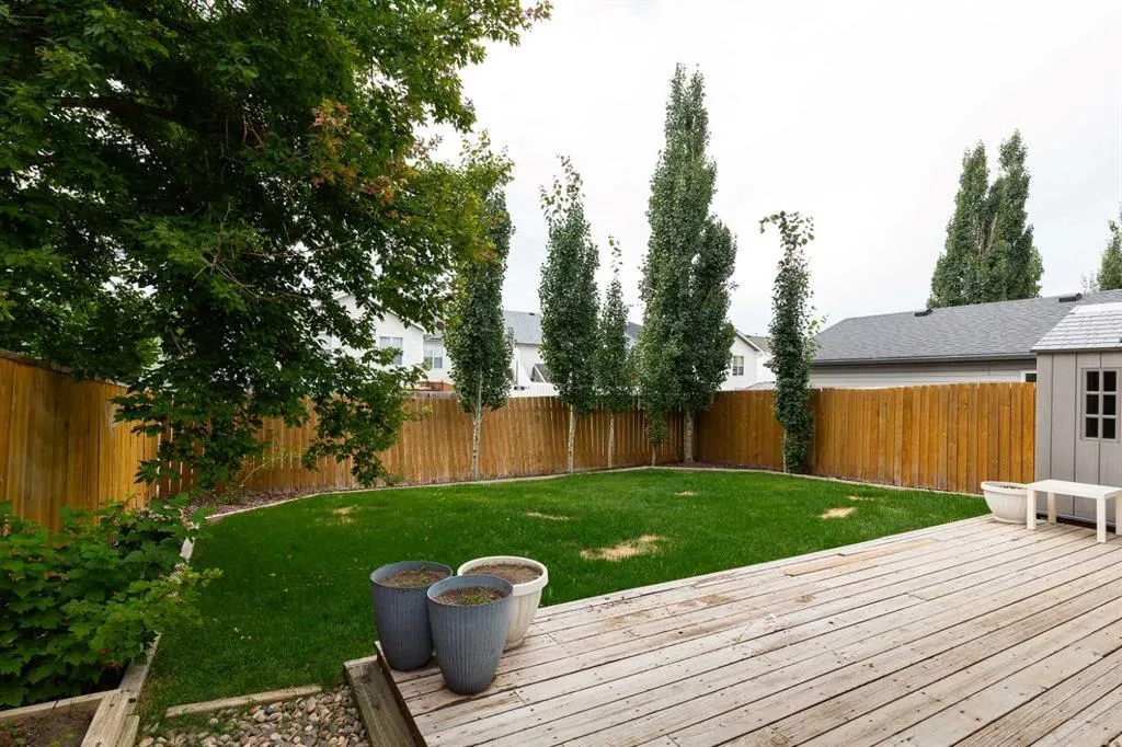 8 Blackfoot Court W