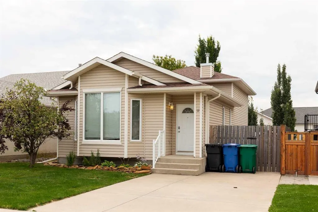 8 Blackfoot Court W