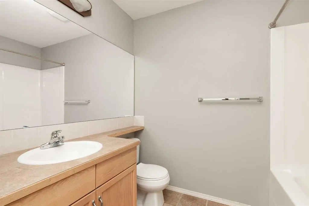 8 Blackfoot Court W