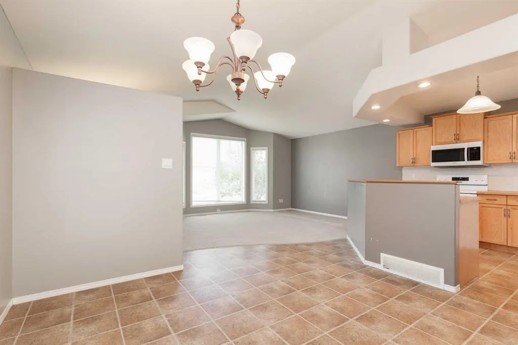 8 Blackfoot Court W