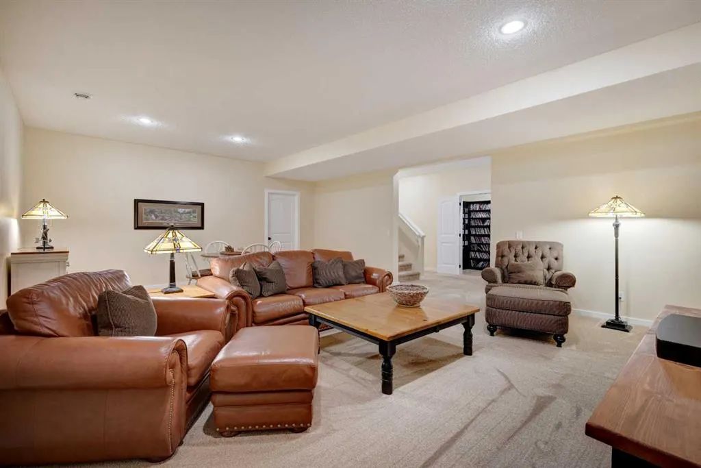 348 Boulder Creek Crescent SE