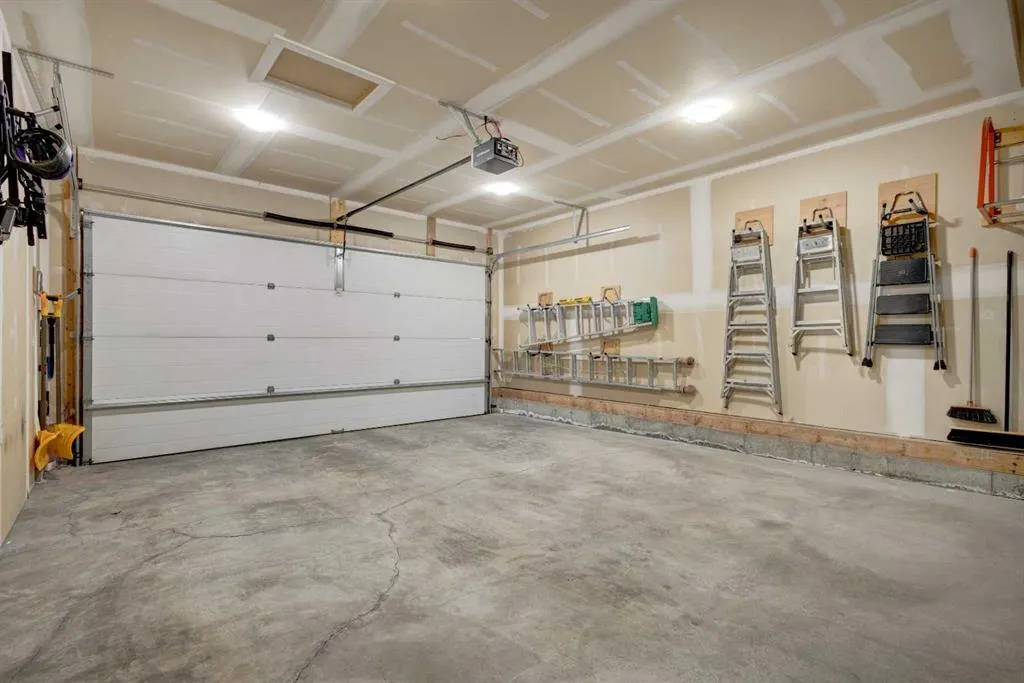 348 Boulder Creek Crescent SE