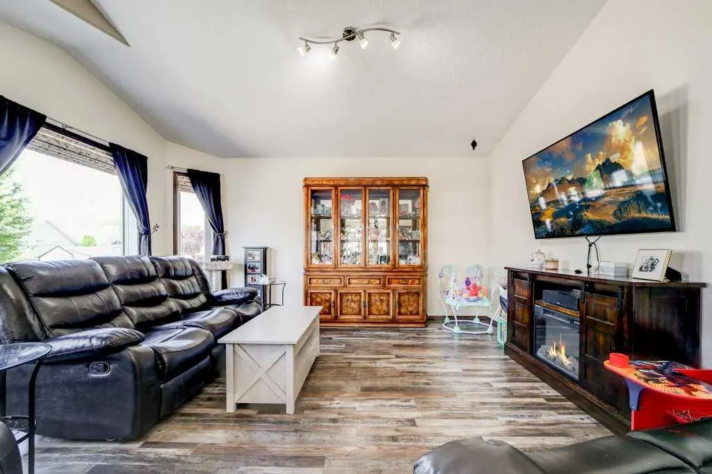 338 Kodiak Boulevard N