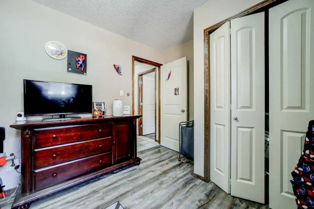 338 Kodiak Boulevard N