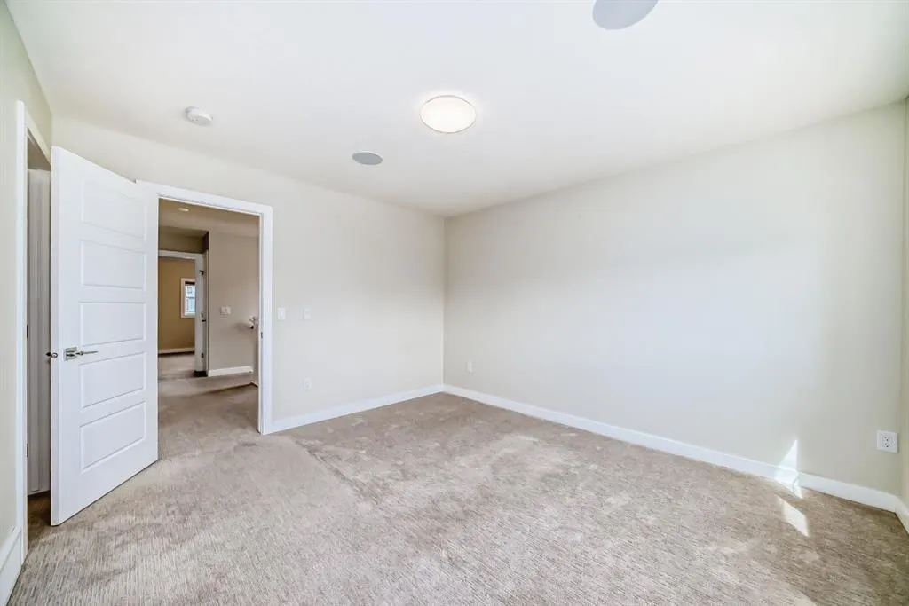 32 Midtown Close SW