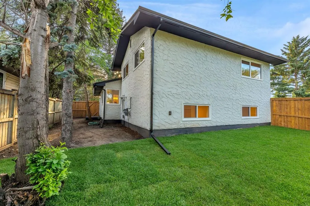 212 Midlawn Close SE