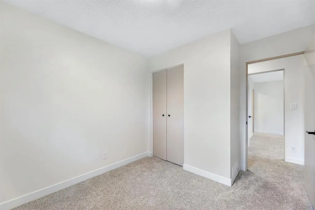212 Midlawn Close SE