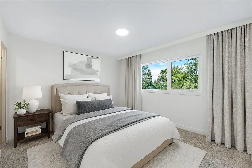 212 Midlawn Close SE