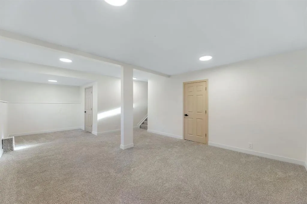 212 Midlawn Close SE