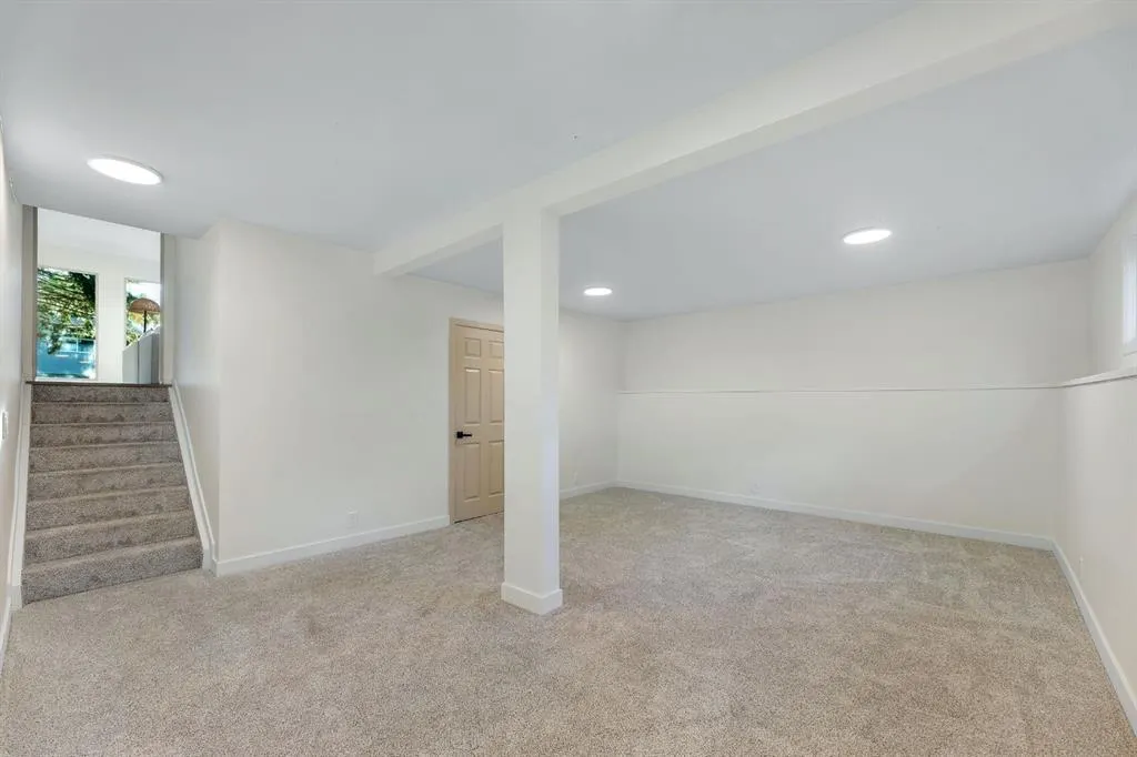 212 Midlawn Close SE