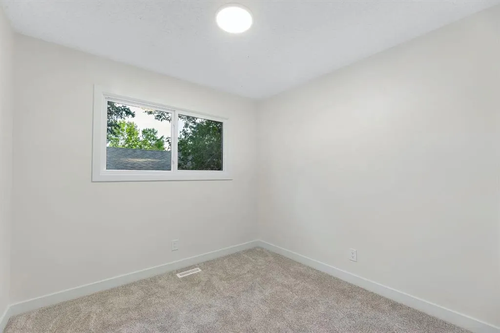212 Midlawn Close SE