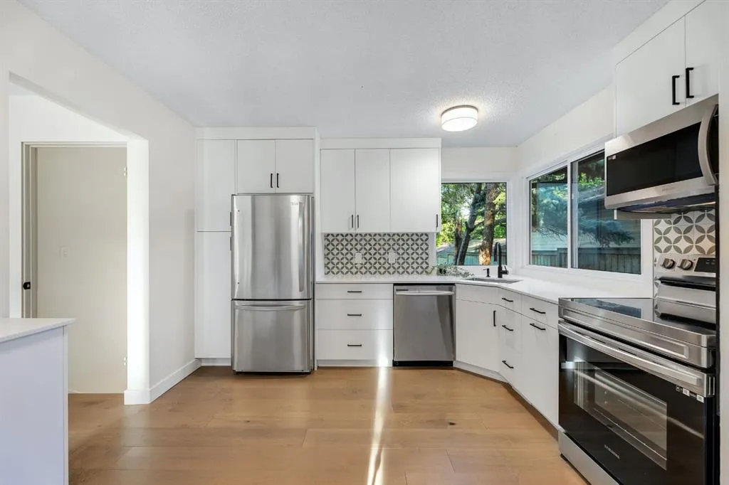 212 Midlawn Close SE
