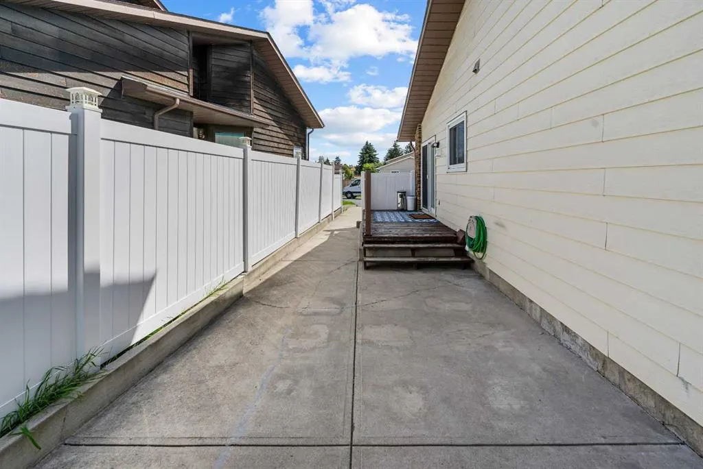 60 Whitaker Close NE