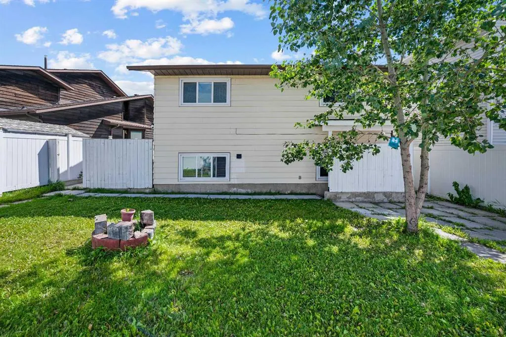 60 Whitaker Close NE