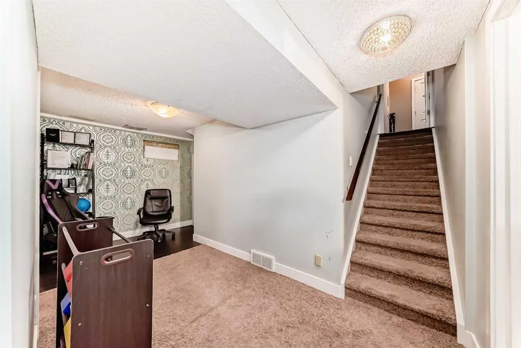 36 Varsity Estates Court NW
