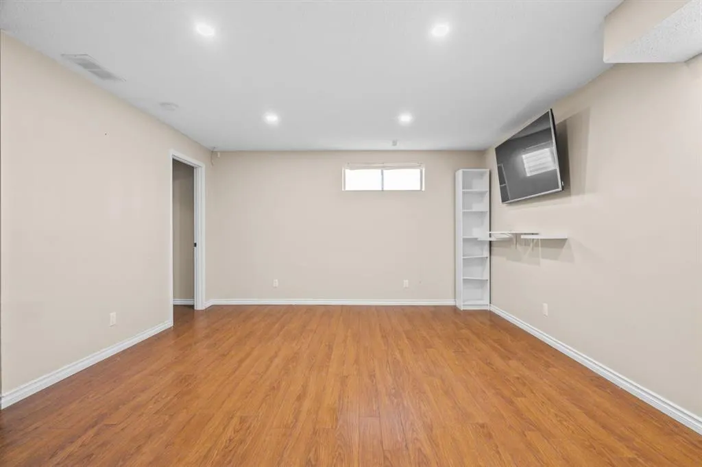 153 Coventry View NE