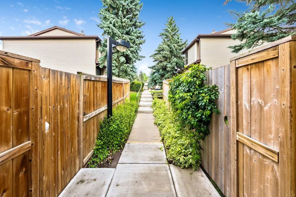 62 Cedardale Crescent SW