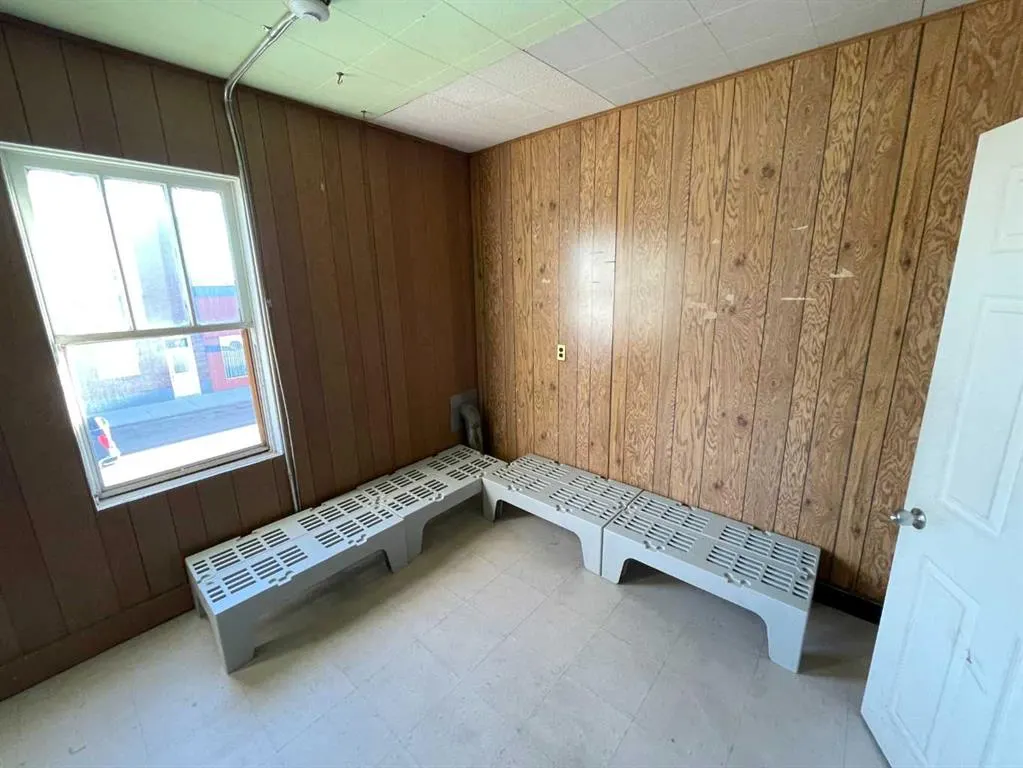 131 2 Street W