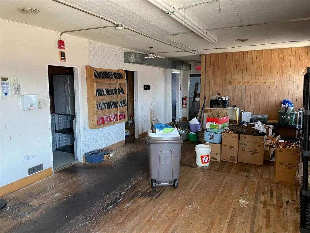 131 2 Street W
