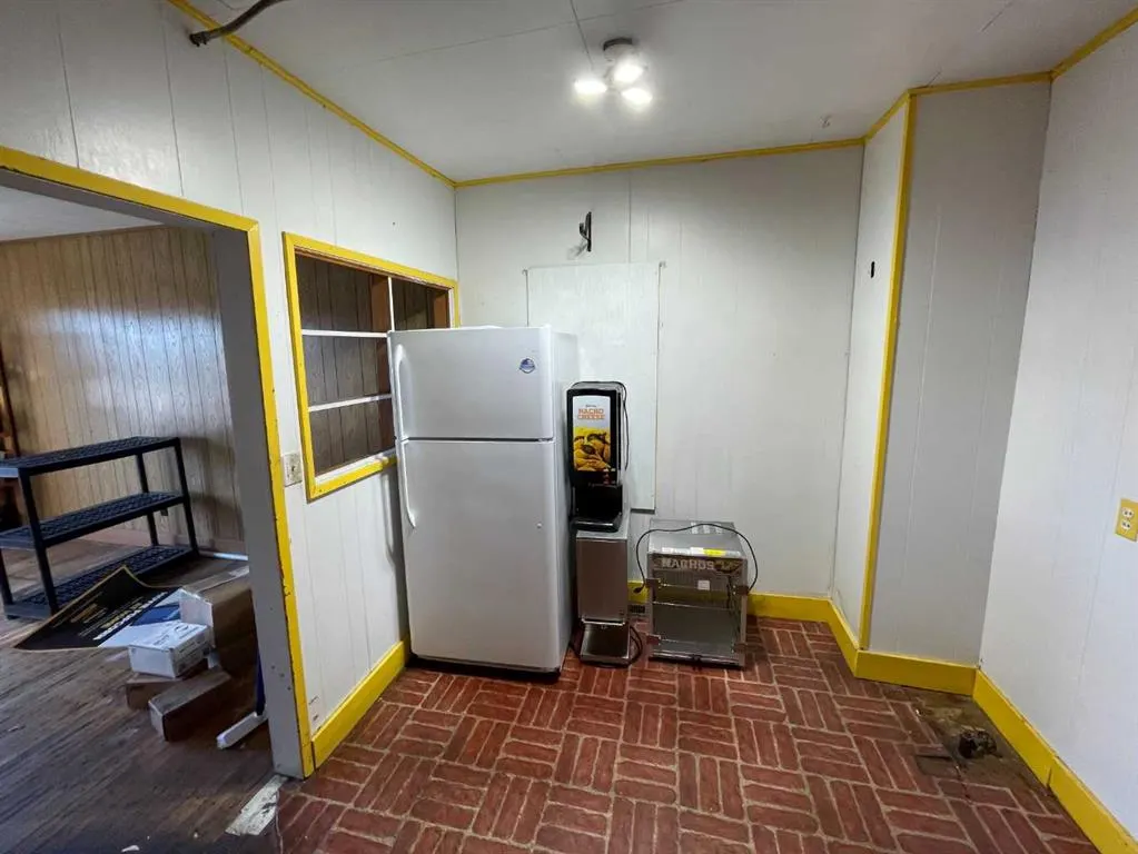 131 2 Street W