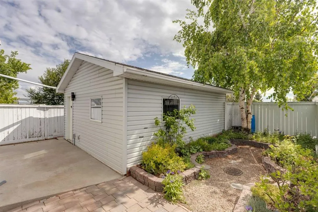 242 Covington Close NE