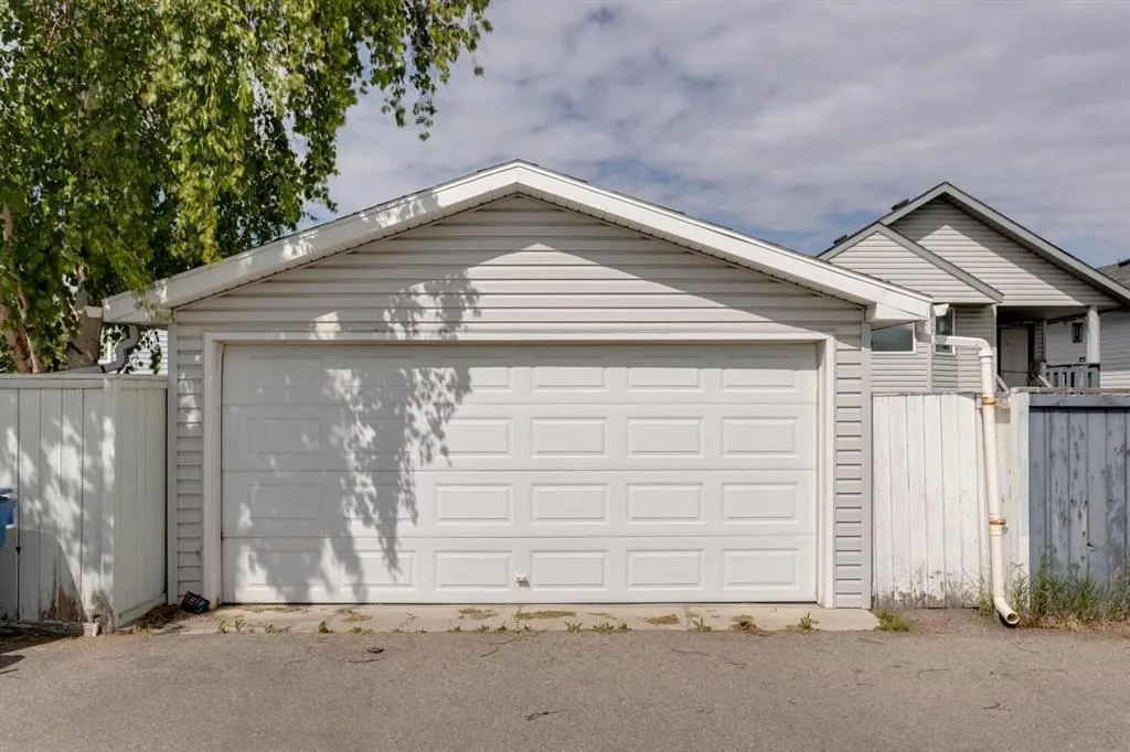 242 Covington Close NE