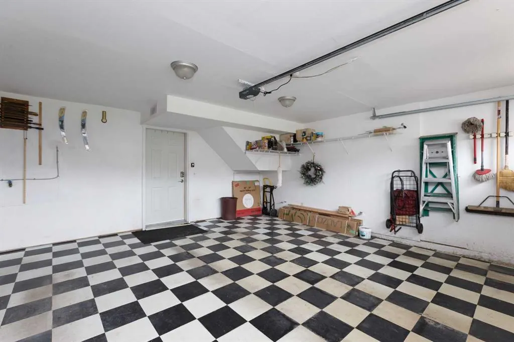 136 Country Hills Gardens NW