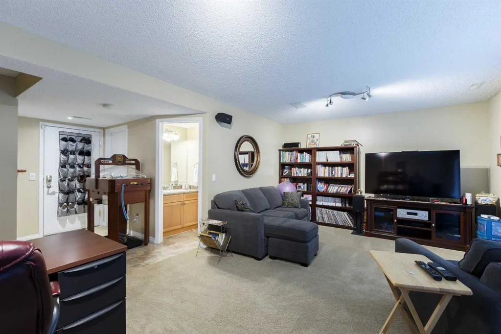 136 Country Hills Gardens NW