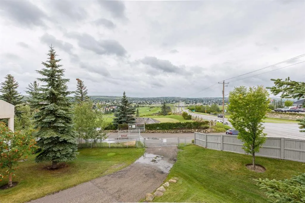 136 Country Hills Gardens NW