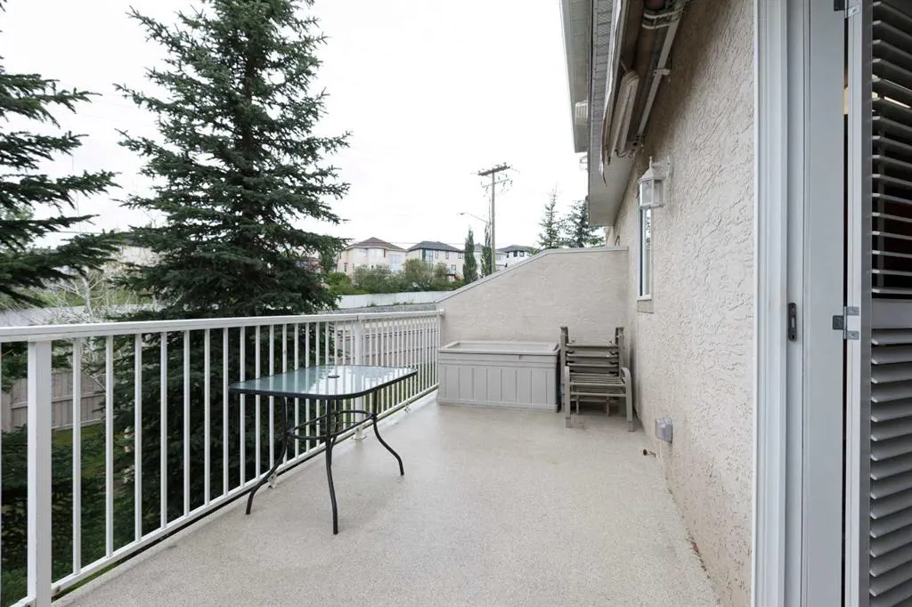 136 Country Hills Gardens NW