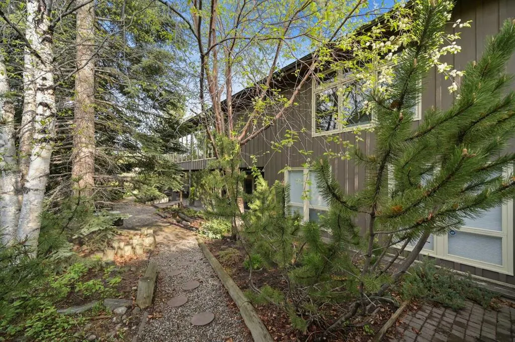 127 Varsity Estates Grove NW